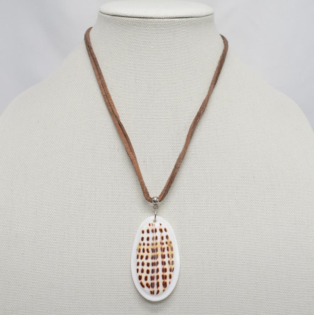Beachy Oval Seashell Pendant Necklace White Brown Boho Coastal Mermaidcore